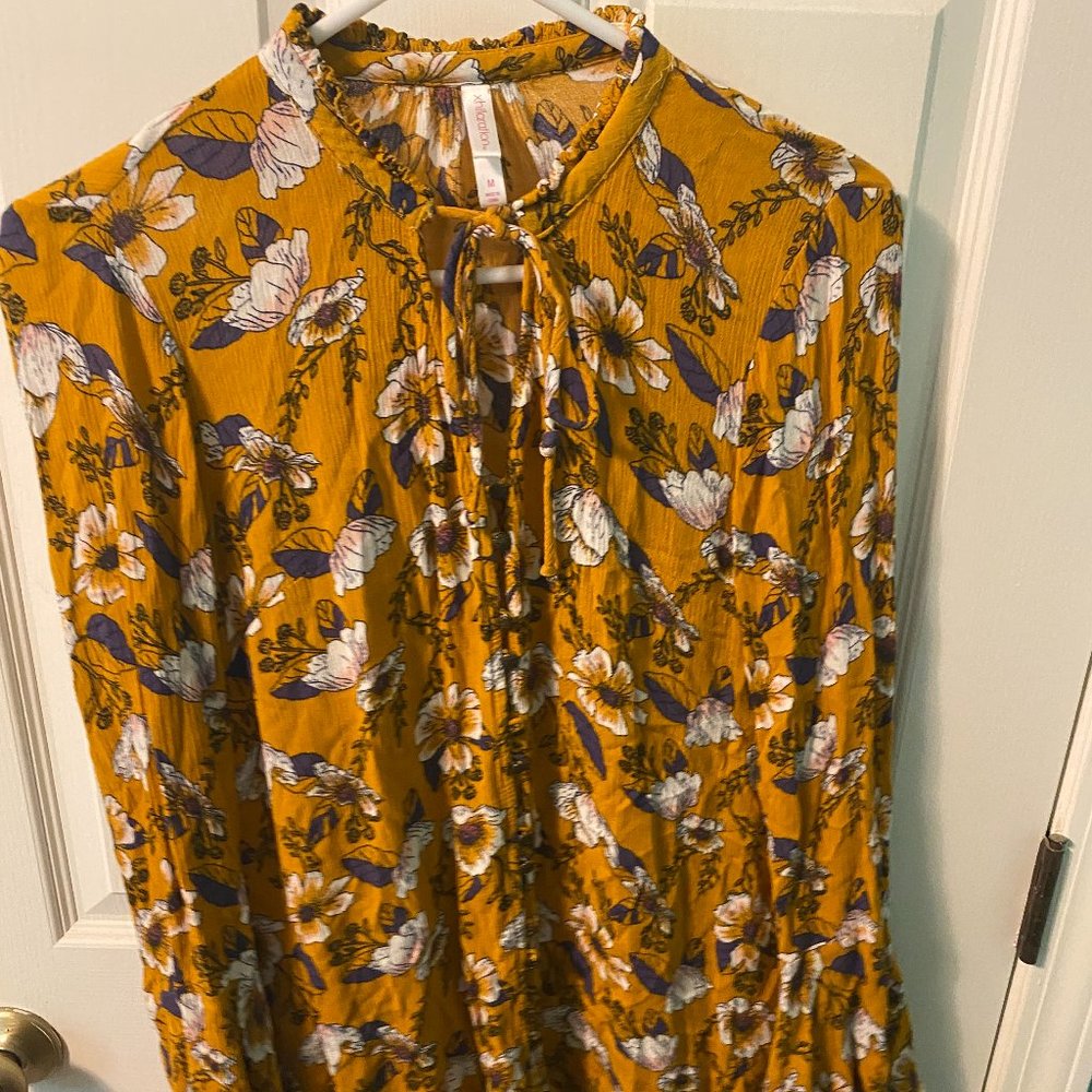 Flower dress with small ruffled neckline and bell sleeves